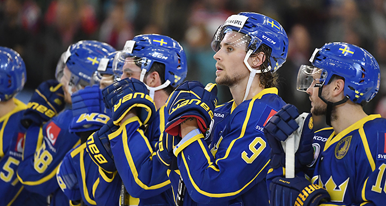 Spelarna i Sveriges lag Tre kronor står på rad
