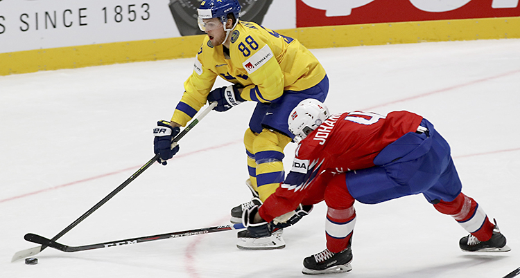 Två spelare på ishockeyplanen.