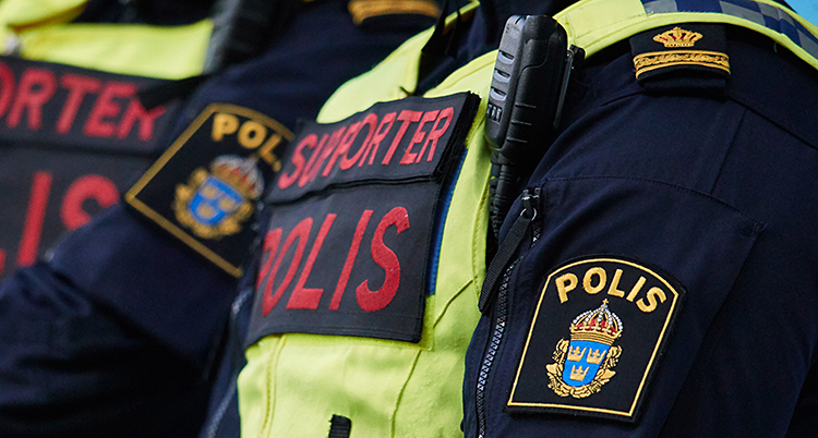 Poliser som jobbar på en match i fotboll.