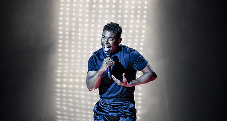 John Lundvik sjunger på en scen.