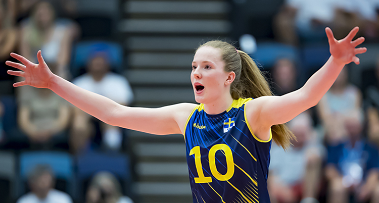 Isabelle sträcker ut armarna. Hon har justr slagit in en boll.