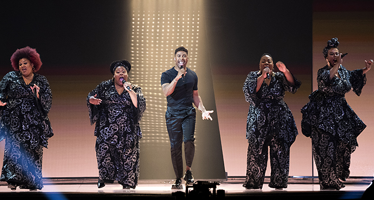 John Lundvik och The Mamas sjunger på scenen.