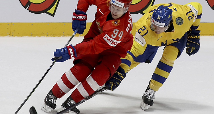 En svensk spelare och en rysk spelar kämpar om pucken i ishockey.