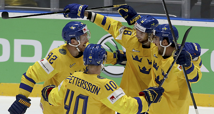 Sveriges lag i ishockey firar efter ett mål.