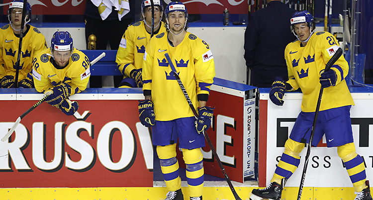 Spelare i rinken tittar upp mot resultatet.