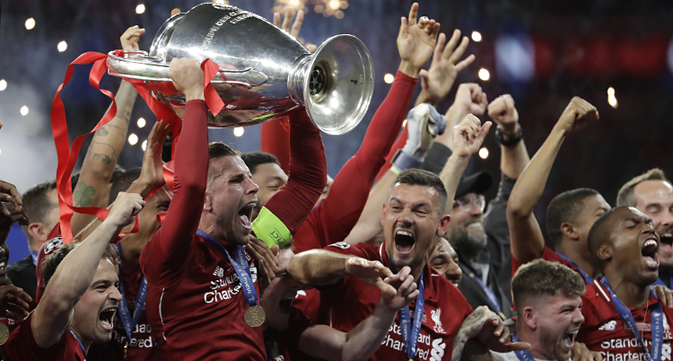 Liverpools spelare jublar och håller upp den stora pokalen.