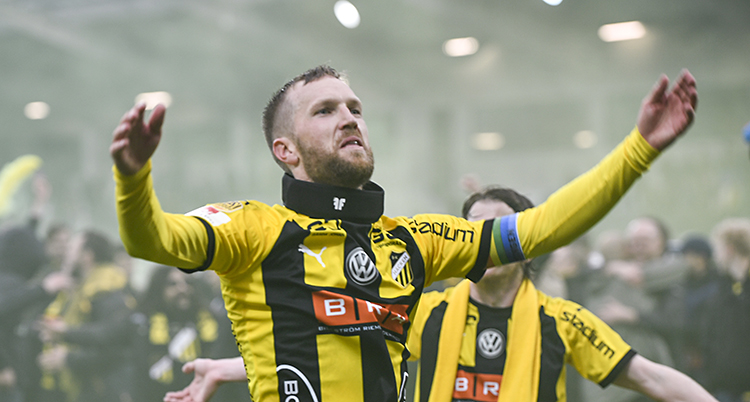 En spelare räcker armarna mot publiken