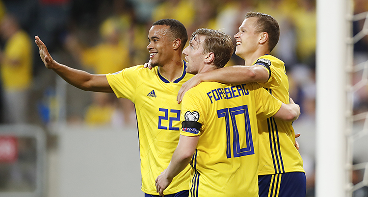 Tre spelare kramar om varandra