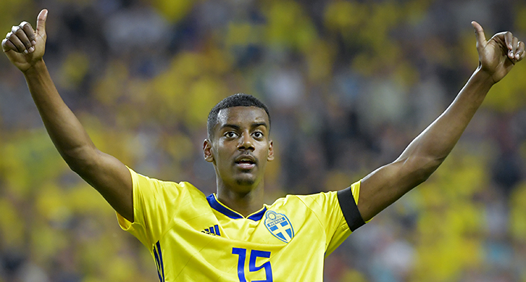 Alexander Isak i gul Sverigetröja.