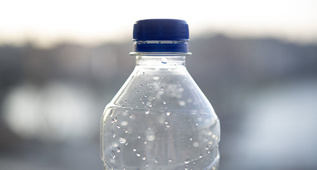En plastflaska med kork.