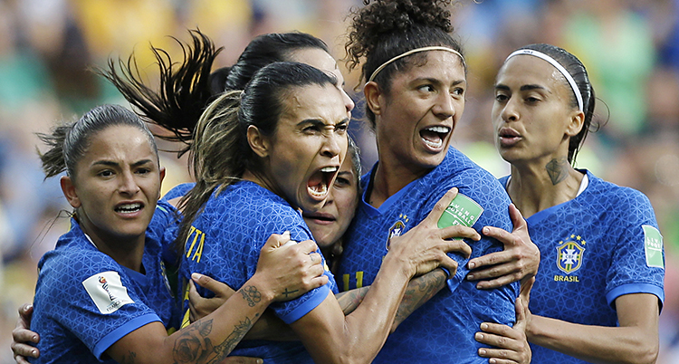 Marta da Silva i mitten bland flera andra spelare i blå tröjor