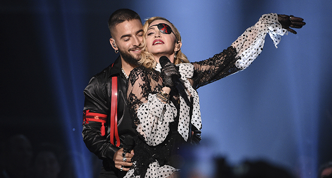 Artisterna Maluma och Madonna sjunger och håller om varandra.