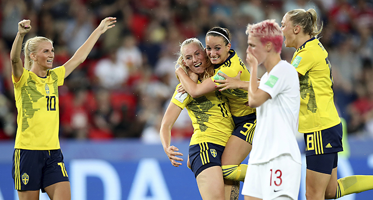 Glada svenskar och en ledsen kanadensisk spelare.