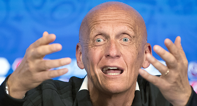 Pierluigi Collina pratar på ett möte med journalister.