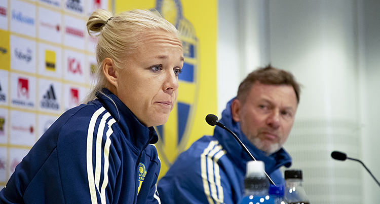 Seger ser bekymrad ut och pratar in i en milkrofon på en presskonferens