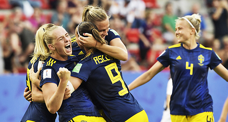 Glada svenskor kramar om varandra