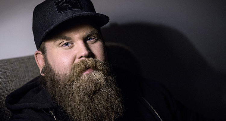 Chris Kläfford i svart keps och långt brunrött skägg.