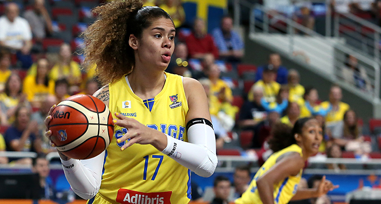Amanda Zahui håller i bollen under en match i basket.