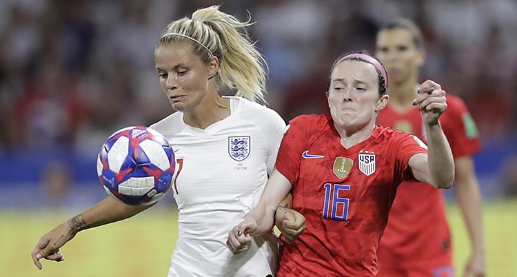 Två spelare kämpar om bollen i en match i fotboll.