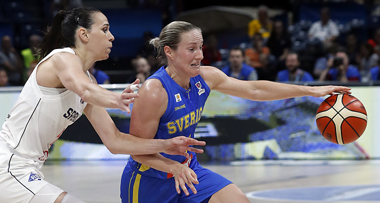 Två kvinnor kämpar om bollen i en match i basket.