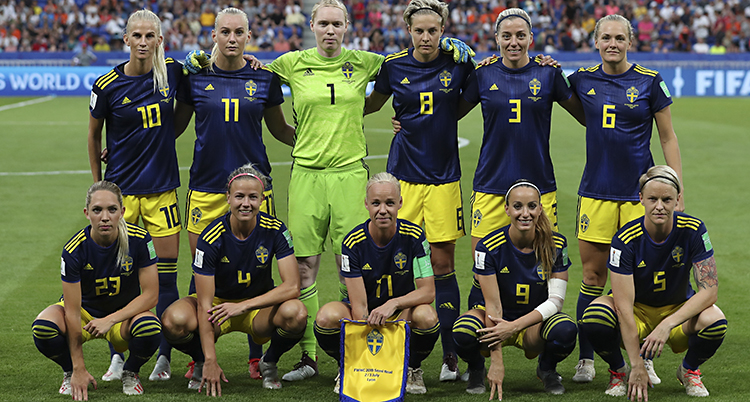 Sveriges damer i fotboll står uppställda för en lagbild innan en match.