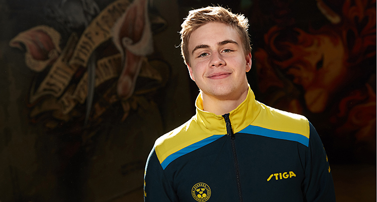 Bordtennisspelaren Truls Möregårdh med en träningsoverall.