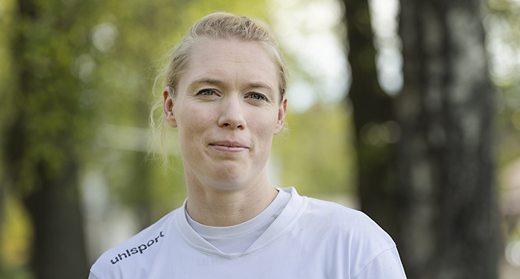 Hedvig Lindahl med en grå tröja.