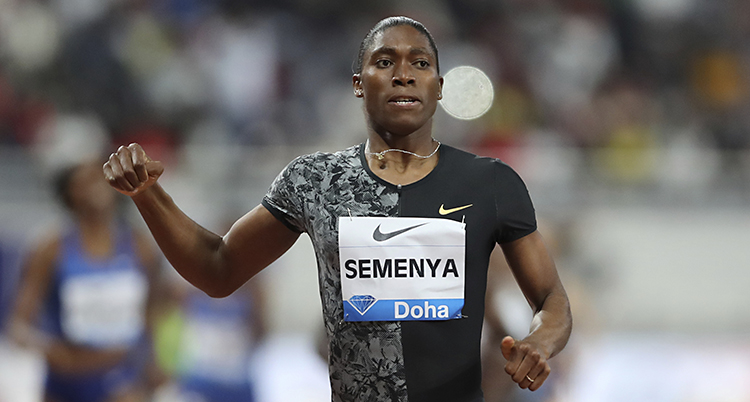Löparen Caster Semenya springer i mål på ett lopp.