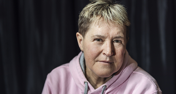 Pia Sterner tittar in i kameran. Hon har kort hår och en rosa huvtröja.