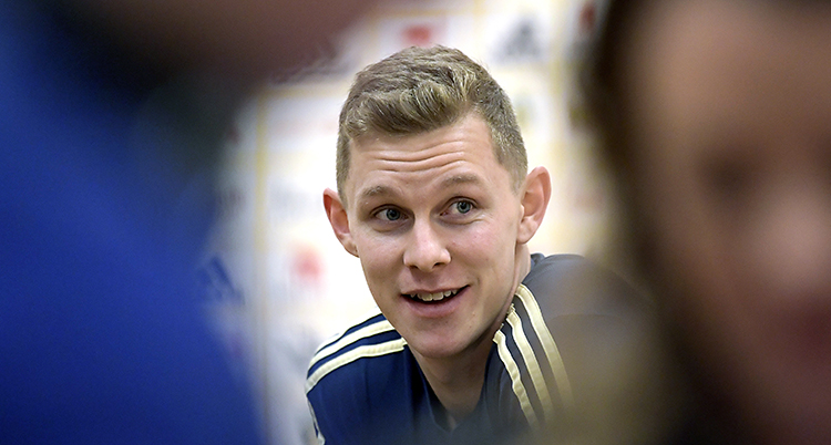 Fotbollsspelaren Emil Krafth med landslagets träningsoverall på sig.