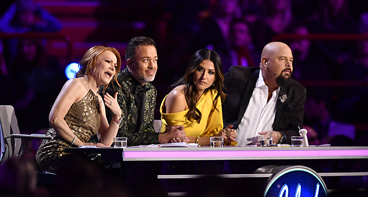 De fyra medlemmarna i Idols jury sitter vid sitt bord i tv-studion.
