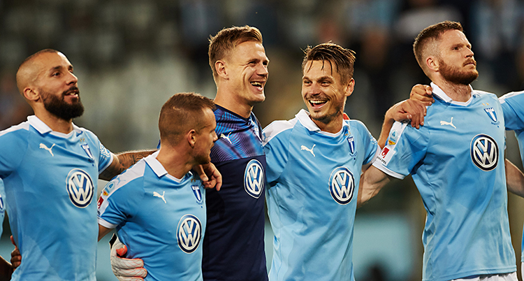 Malmös spelare håller varandra om axlarna och skrattar