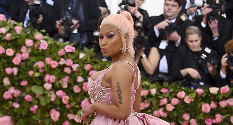 NIcki Minaj i rosa hår och rosa galaklänning.