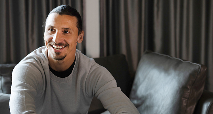 Närbild på Zlatan. Han ler och tittar åt sidan.