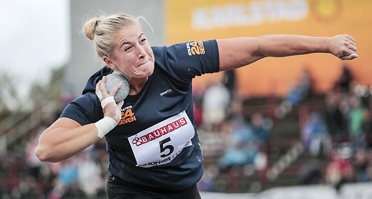 Fanny Roos precis innan hon ska stöta iväg kulan. Hon är koncentrerad och det syns i ansiktet att hon tar i allt vad hon kan.