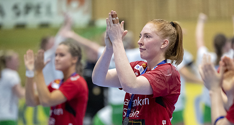 Sofia tackar publiken och klappar händerna.