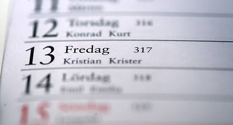 En närbild på en almanacka. Fredagen den 13 är i fokus.