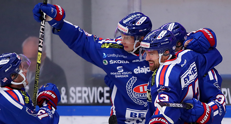 Spelari oskarshamns blå dräkter jublar och kramar om varandra