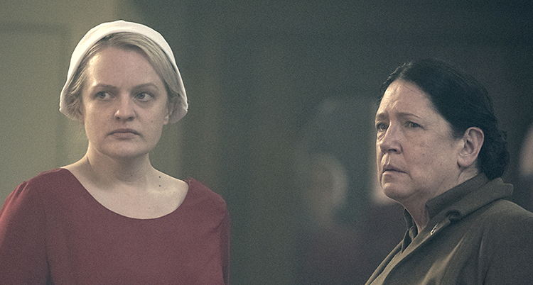 Två skådespelare från tv-serien The handmaid's tale.