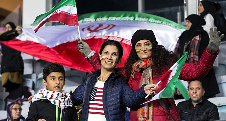 Glada kvinnor viktar med iranska flaggor