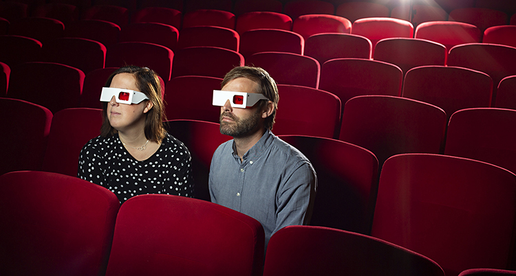 De sitter i en biosalong med 3D-glasögon på sig.