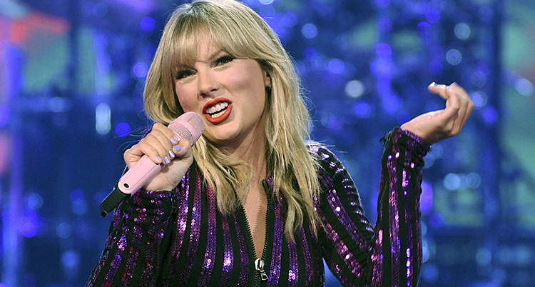 Taylor Swift sjunger i lila glitterdräkt.
