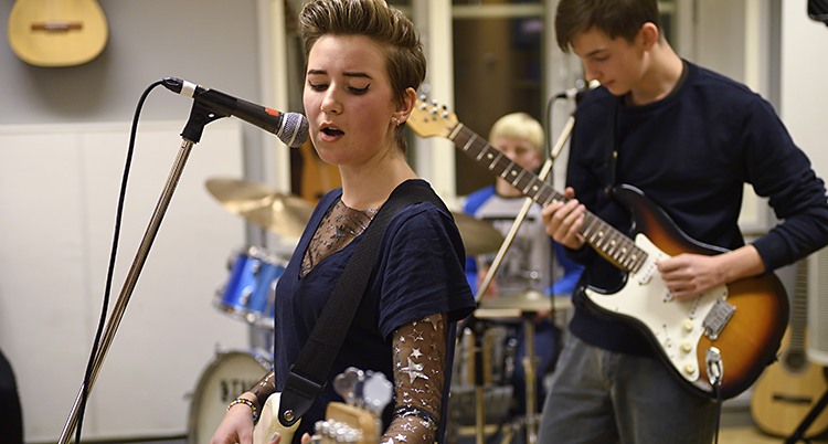 Några elever spelar gitarr i en kulturskola.