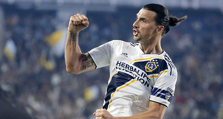 Zlatan har gjort ett mål och knyter näven.