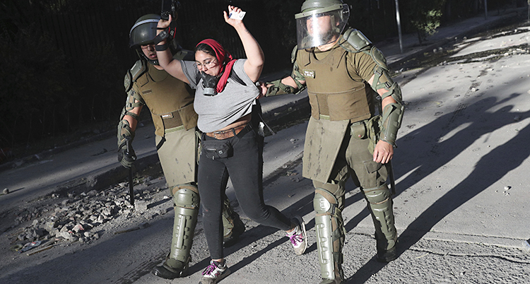Poliserna i Chile griper en kvinna.