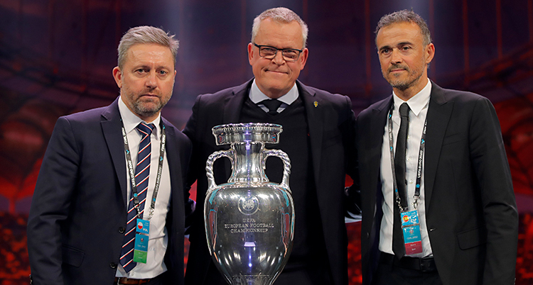 Tre farbröder bakom en stor pokal.