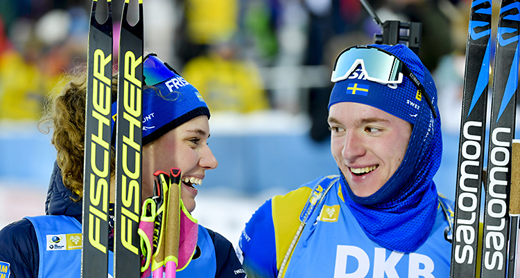Hanna och Sebastian ler mot varandra.