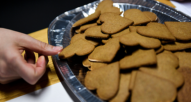Ett fat med pepparkakor.