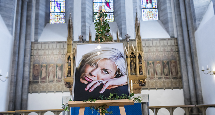 Porträtt på Josefin Nilsson i kyrkan på hennes begravning.