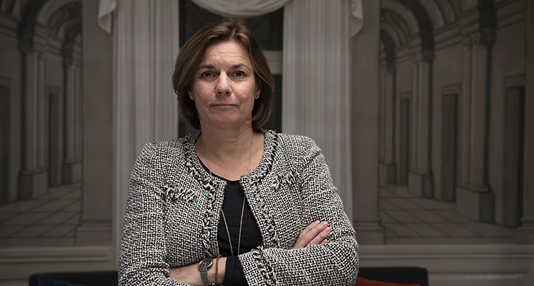 Isabella Lövin med armarna i kors.